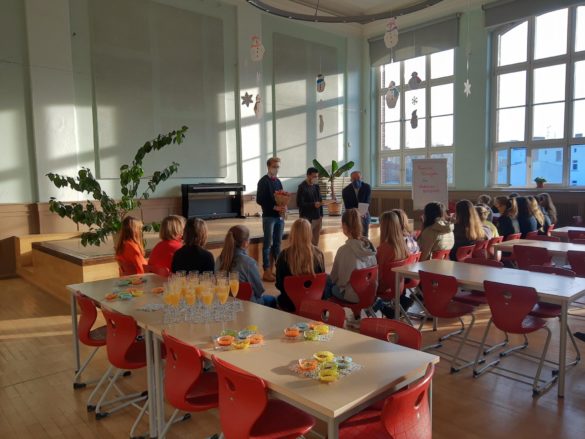 Feierliche Übergabe der Mediationszertifikate in der Aula